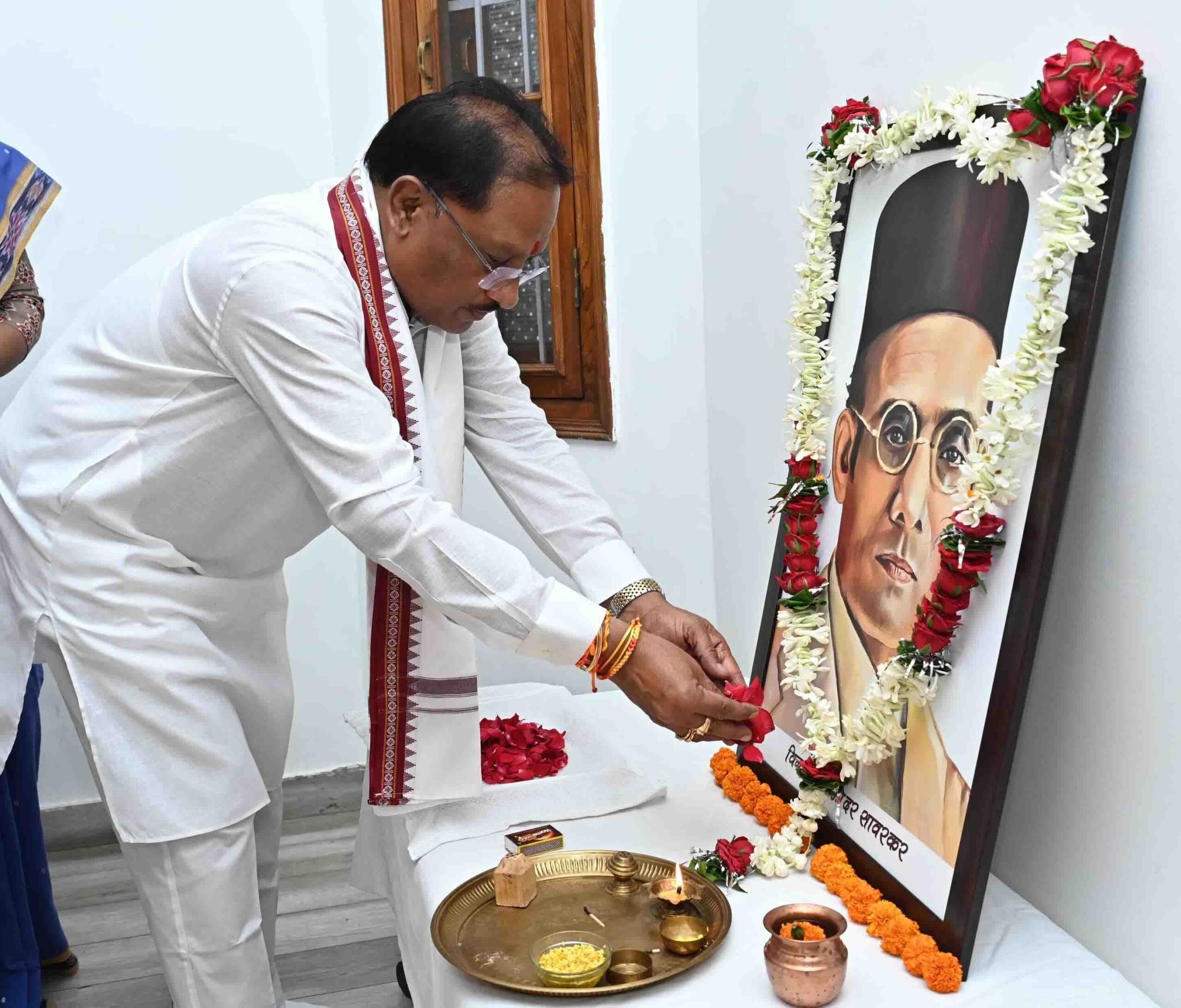 मुख्यमंत्री विष्णु देव साय ने वीर सावरकर की जयंती पर उन्हें किया नमन, वीर सावरकर का जीवन राष्ट्रभक्ति, आत्मबलिदान और वैचारिक दृढ़ता का प्रतीक 1 20 2 scaled