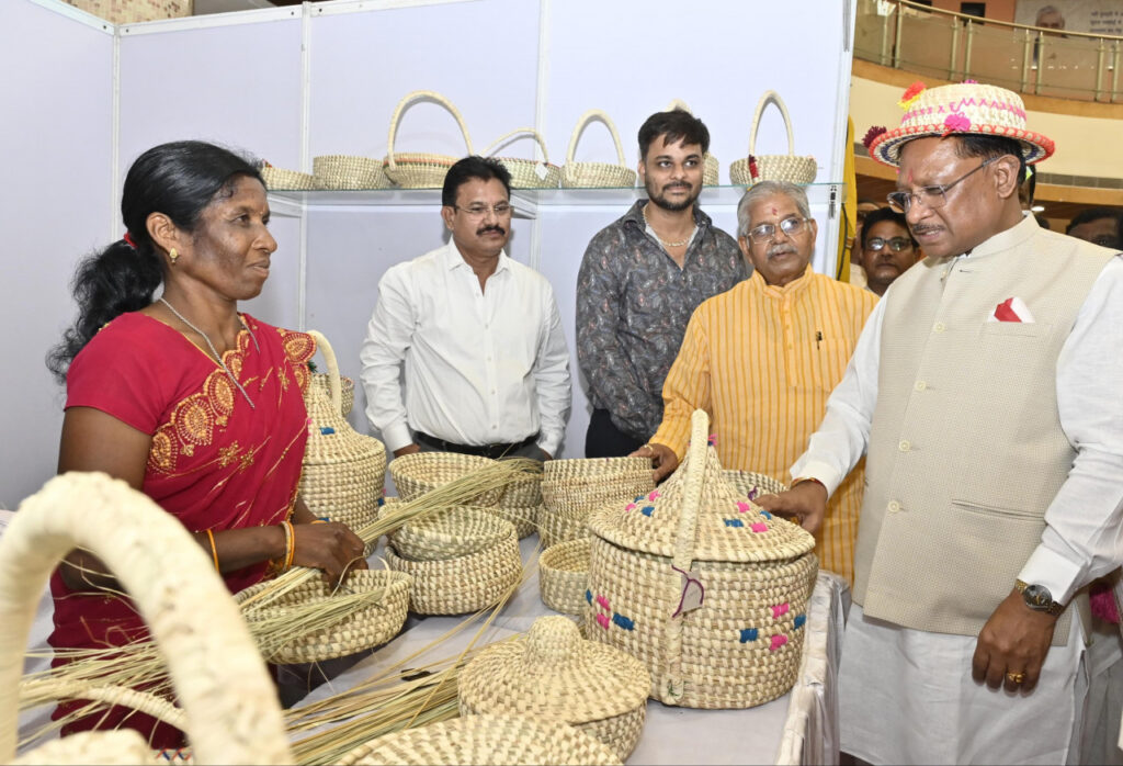 छत्तीसगढ़ में हस्तशिल्प विकास की अपार संभावना – मुख्यमंत्री विष्णु देव साय 2 1748956473 b8d7529ca9c73adb8849