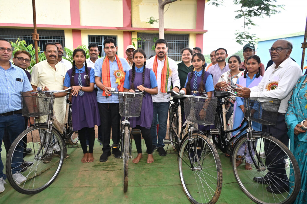 शिक्षा विकास का आधार, जीवन में लक्ष्य प्राप्त करने के लिए मेहनत जरूरी, सरस्वती सायकिल योजना अंतर्गत 80 छात्राओं क़ो वितरित किए सायकिल - राजस्व मंत्री टंक राम वर्मा 2 1750688171 7f9f2f4bacb6f3ec6d8b