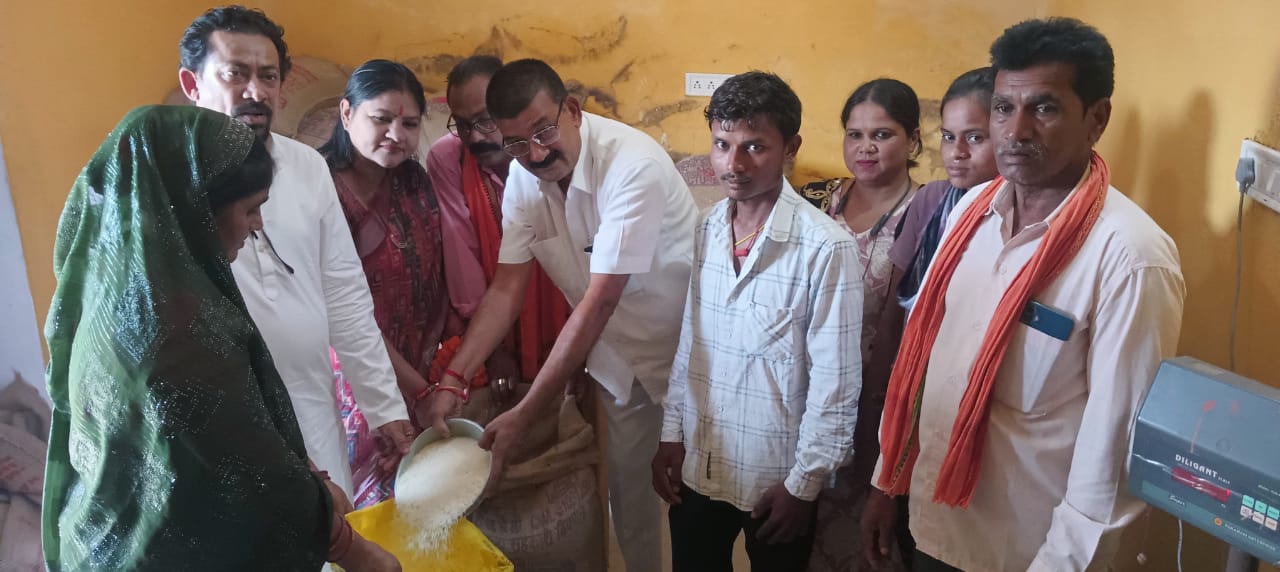 बीज निगम अध्यक्ष चंद्रहास चंद्राकर और नगर पालिका उपाध्यक्ष देवीचंद राठी ने महासमुंद के इमलीभाठा वार्ड में किया चावल उत्सव का शुभारंभ 1 WhatsApp Image 2025 06 06 at 1.50.58 PM