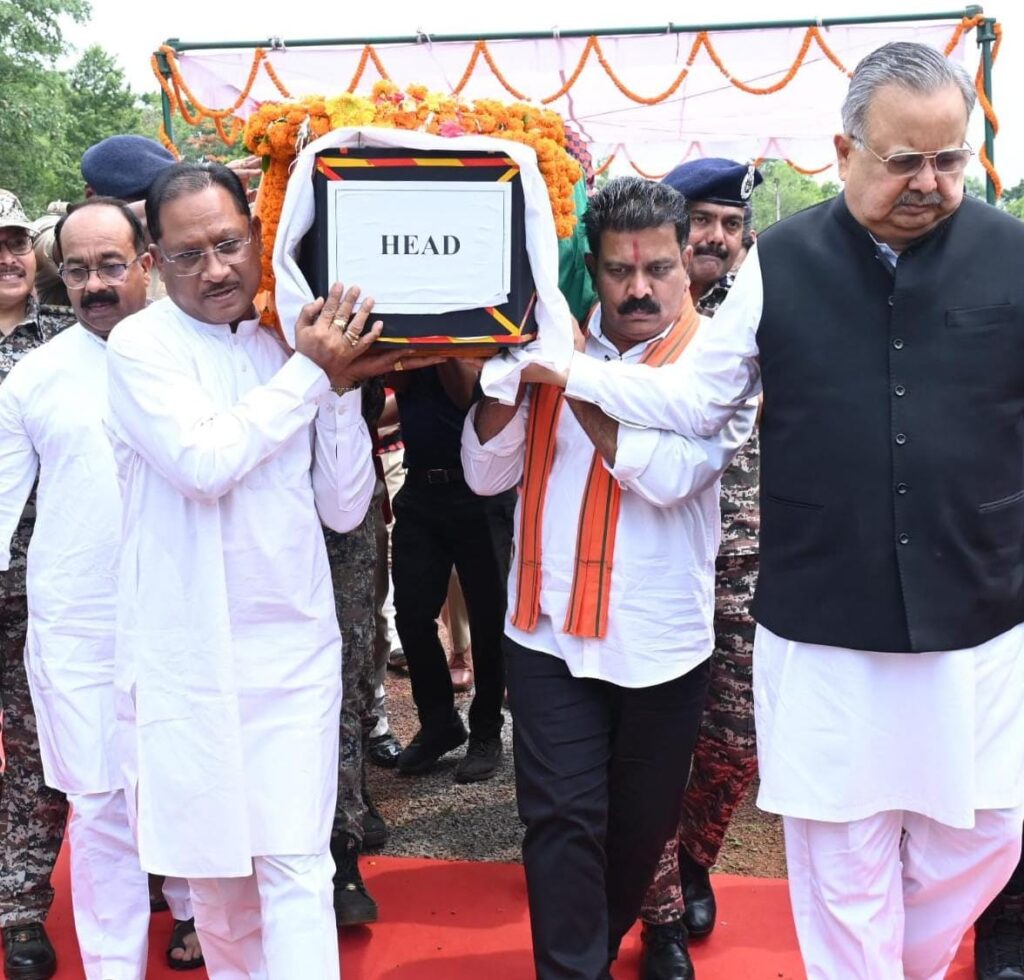 मुख्यमंत्री ने शहीद ASP आकाश राव गिरपुंजे को दी श्रद्धांजलि, पार्थिव शरीर को कंधा देकर दी अंतिम विदाई 2 WhatsApp Image 2025 06 10 at 1.45.30 PM 1