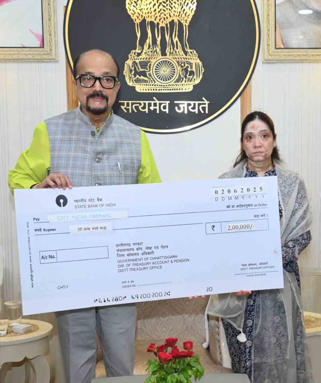 राज्यपाल डेका ने पहलगाम आतंकी हमले में जान गंवाने वाले स्वर्गीय दिनेश अग्रवाल के परिजनों को दी सहायता राशि 1 a