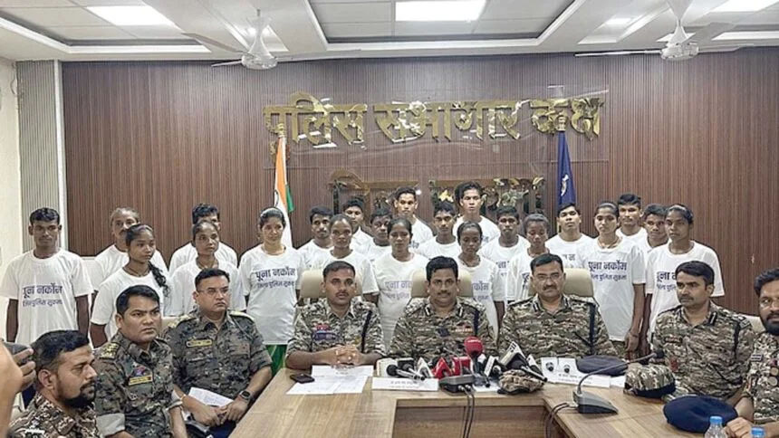 मुख्यमंत्री विष्णुदेव साय ने कहा - ‘बंदूक की गोली नहीं, अब विकास की बोली गूंज रही है’, 24 घंटे में 45 नक्सलियों ने किया आत्मसमर्पण, सुकमा में 1.18 करोड़ रुपये के 23 इनामी नक्सली मुख्यधारा में लौटे, बीते 15 महीनों में 1521 ने छोड़ी हिंसा 1 14