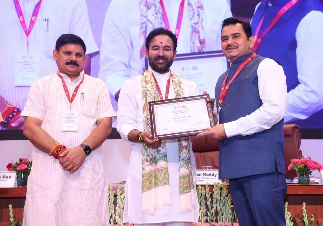 छत्तीसगढ़ राज्य को डीएमएफ संबंधी उत्कृष्ट कार्यों के लिए भारत सरकार के खान मंत्रालय द्वारा किया गया सम्मानित, खनन प्रभावित क्षेत्रों में विकास एवं पारदर्शिता के लिए छत्तीसगढ़ की सराहनीय पहल को मिला राष्ट्रीय स्तर पर सम्मान 1 1752057642 5b662c62c3241d905fc4