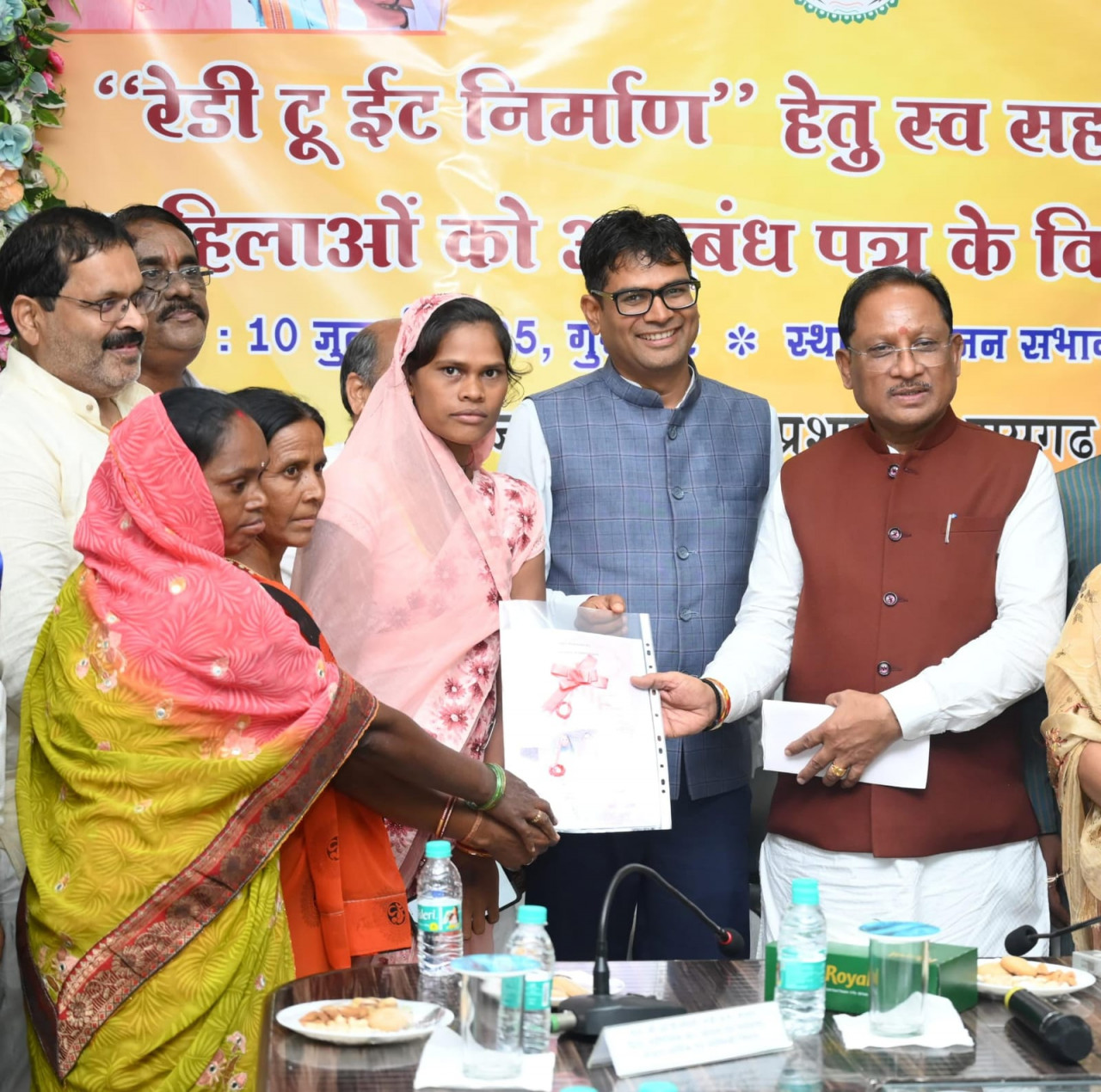 मुख्यमंत्री विष्णुदेव साय ने रेडी टू ईट निर्माण एवं वितरण हेतु रायगढ़ में 10 महिला स्व-सहायता समूहों को सौंपे अनुबंध पत्र, बच्चों के पोषण अभियान के साथ महिलाओं की आर्थिक समृद्धि को मजबूती देगी यह पहल 1 1752156056 fe6b2e72459598350773