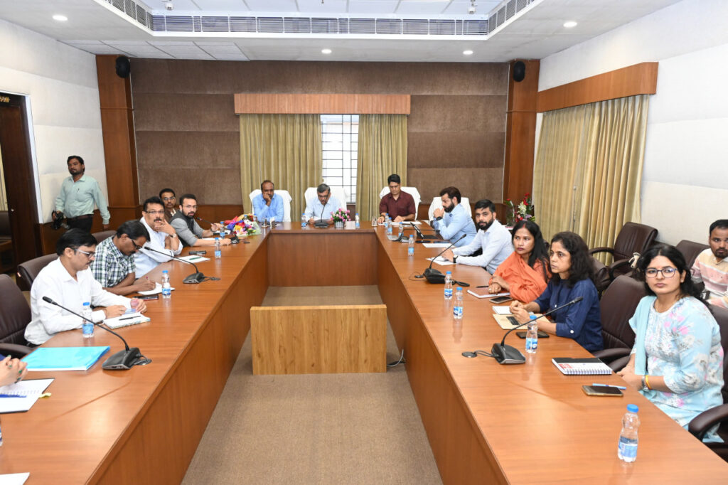 राज्य में भू-अभिलेखों के डिजिटलीकरण पर दिया ज़ोर, पारदर्शिता तथा अद्यतन भू-अभिलेखों की उपलब्धता सुनिश्चित करें-केंद्रीय भूमि संसाधन सचिव मनोज जोशी 2 1752569835 c15bbf3e1259ceb3d284