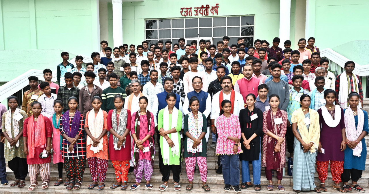 बस्तर के बच्चों का स्वर्णिम भविष्य सुनिश्चित करने के लिए सरकार प्रतिबद्ध – मुख्यमंत्री विष्णुदेव साय 1 1752593513 c54609925ae8f785ab91