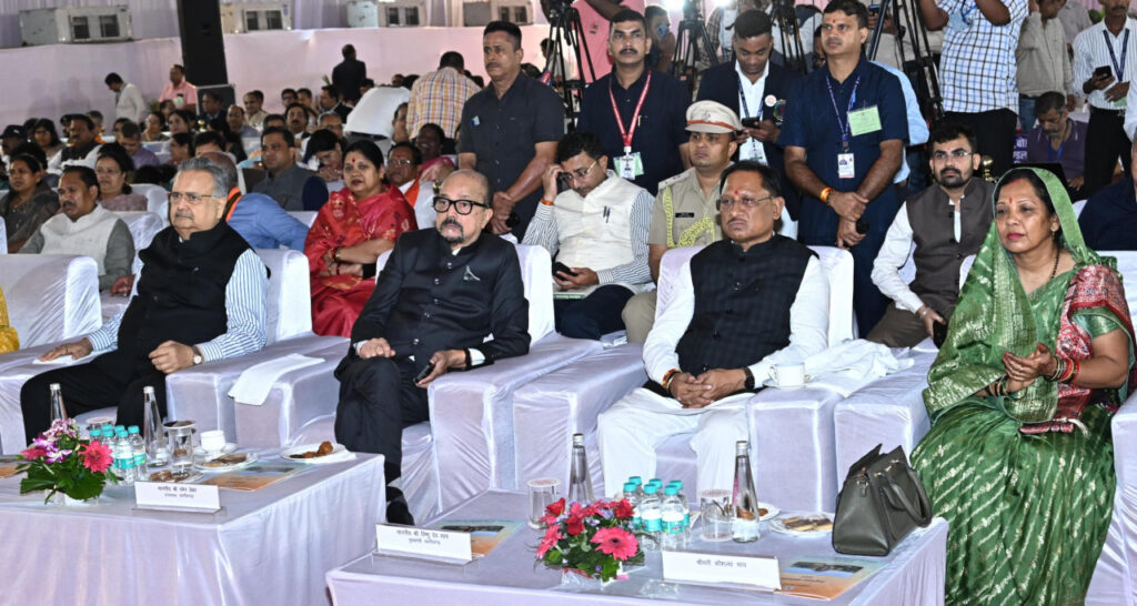 छत्तीसगढ़ विधानसभा परिसर लोक गायिका मैथिली ठाकुर के सुमधुर भजनों से हुआ राममय 2 1752686265 6fa26bb2b11e63b0916d