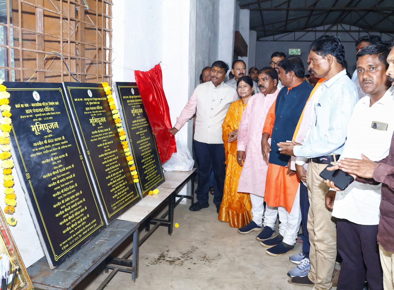 बस्तर के विकास को मिली नई रफ्तार: मंत्री केदार कश्यप ने दी 42 लाख रूपए के विकास कार्यों की सौगात, नवा रतेंगा और घोटिया में हुआ निर्माण कार्यों का भूमिपूजन 1 1753105623 789f5501a42c804ca3f2