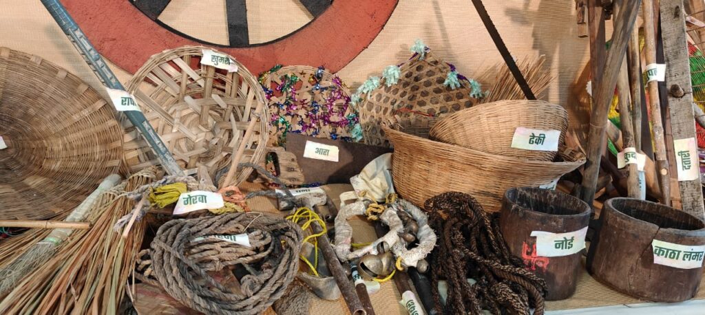 मुख्यमंत्री निवास में हरेली उत्सव: छत्तीसगढ़ी परंपराओं की झलक, पारंपरिक कृषि यंत्रों के साथ बिखरी सांस्कृतिक छटा 3 1753340903 fd33ffe4dfb83cb69643