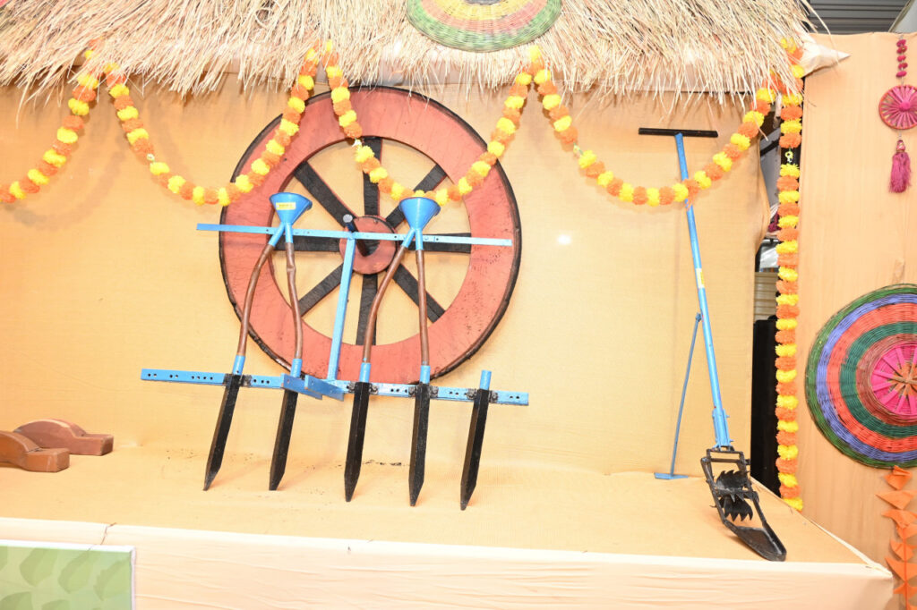 मुख्यमंत्री निवास में हरेली उत्सव: छत्तीसगढ़ी परंपराओं की झलक, पारंपरिक कृषि यंत्रों के साथ बिखरी सांस्कृतिक छटा 4 1753340928 8d77c849a679c015c1ae