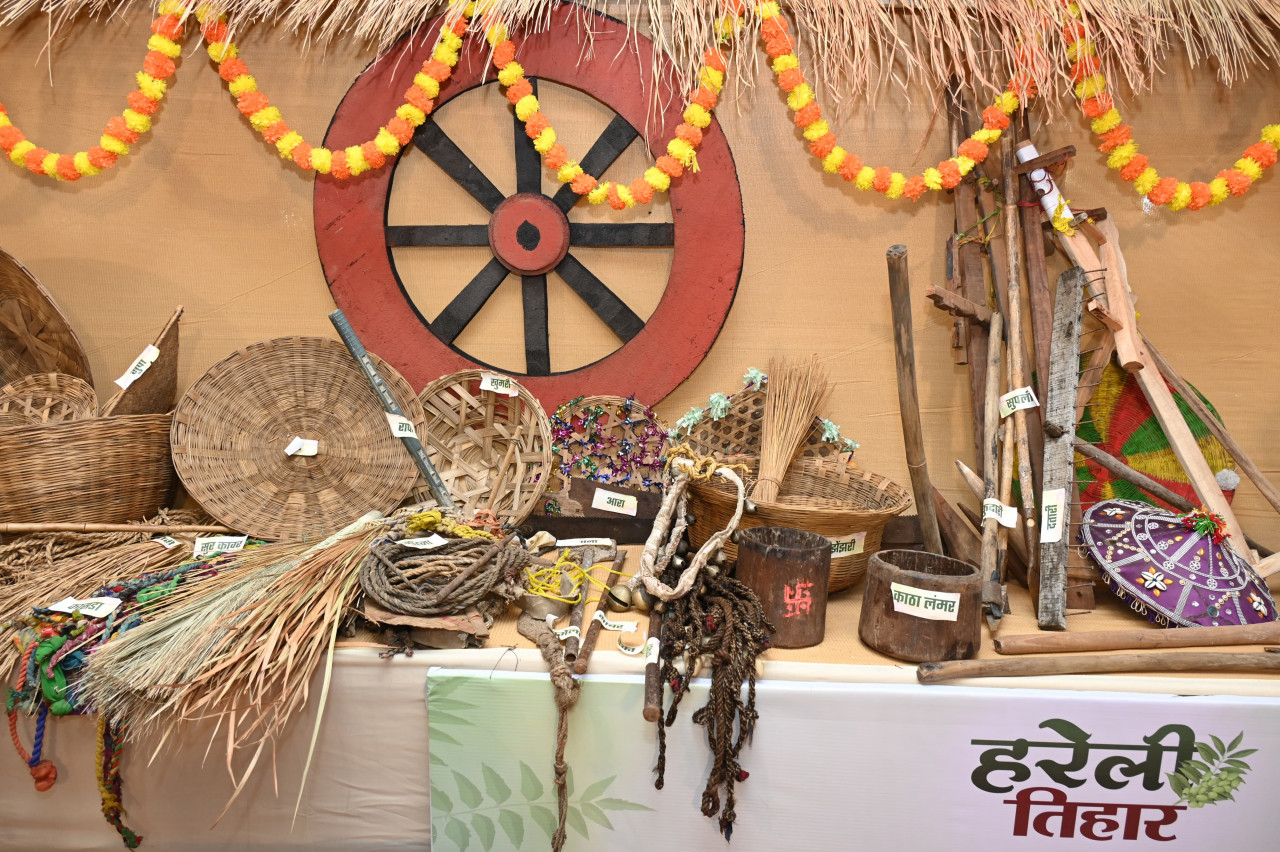 मुख्यमंत्री निवास में हरेली उत्सव: छत्तीसगढ़ी परंपराओं की झलक, पारंपरिक कृषि यंत्रों के साथ बिखरी सांस्कृतिक छटा 1 1753341121 69c64d8081b8b3c3b4ad