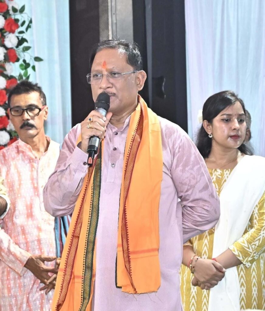 CM विष्णुदेव साय ने श्री फलेश्वरनाथ महादेव मंदिर में पूजा अर्चना कर प्रदेशवासियों की सुख समृद्धि और खुशहाली की मंगलकामना की 2 1753364224 78992e22ada0d17abd76