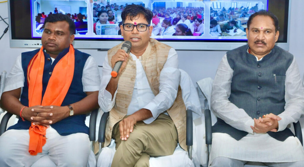कांकेर में ‘मावा मोदोल’ कोचिंग संस्थान का किया शुभारंभ, सफलता के लिए अभ्यर्थी लक्ष्य पर फोकस रहें: वित्त मंत्री ओपी चौधरी 2 1753802893 207632b3d19a12bb558e