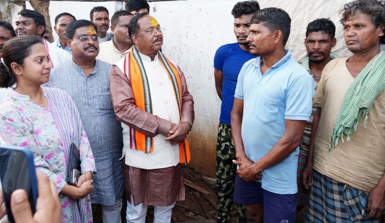जनजातियों के सर्वांगीण विकास के लिए किए जा रहे हरसंभव प्रयास, साकरा में पीएम जनमन के तहत बने आवासों का किया निरीक्षण : मंत्री रामविचार नेताम 1 4 1