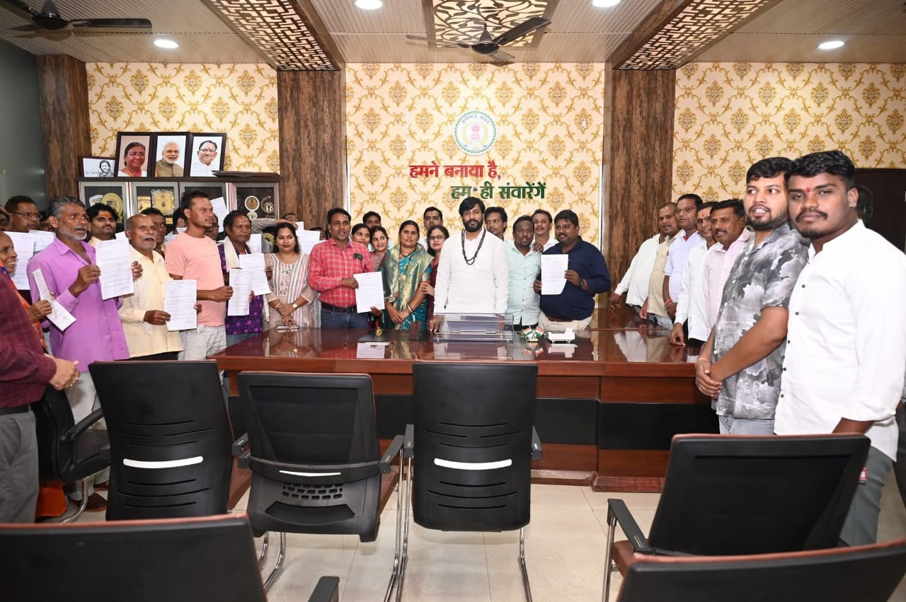 जनता के सम्मान और समाधान को समर्पित है आरंग विधायक कार्यालय — "जनदर्शन" बना जनविश्वास का प्रतीक : गुरु खुशवंत साहेब 1 WhatsApp Image 2025 07 03 at 2.00.58 PM