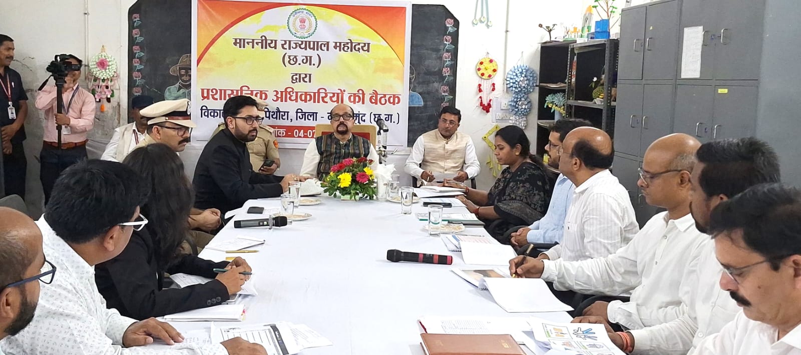 राज्यपाल रमेन डेका ने पिथौरा के गोड़बहाल में ली समीक्षा बैठक,विकास कार्यों में तेजी व योजनाओं की गुणवत्ता सुनिश्चित करने के दिए निर्देश 1 WhatsApp Image 2025 07 05 at 11.22.24 AM