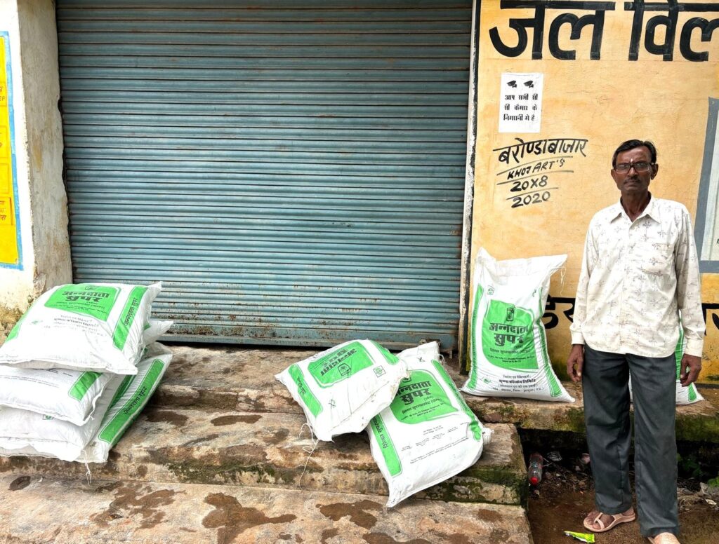 सहकारी समिति बरोंडाबाज़ार में सुगम खाद वितरण व्यवस्था, किसानों ने जताई खुशी 2 WhatsApp Image 2025 07 10 at 5.12.45 PM