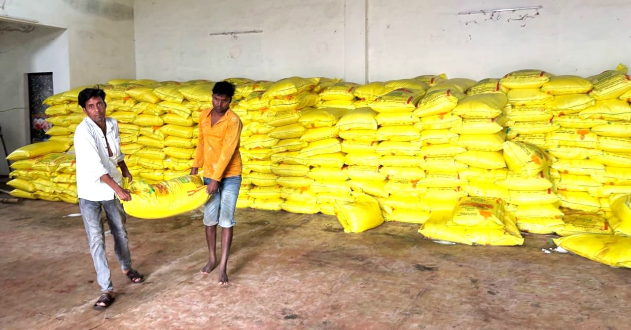 सहकारी समिति बरोंडाबाज़ार में सुगम खाद वितरण व्यवस्था, किसानों ने जताई खुशी 1 WhatsApp Image 2025 07 10 at 5.12.54 PM