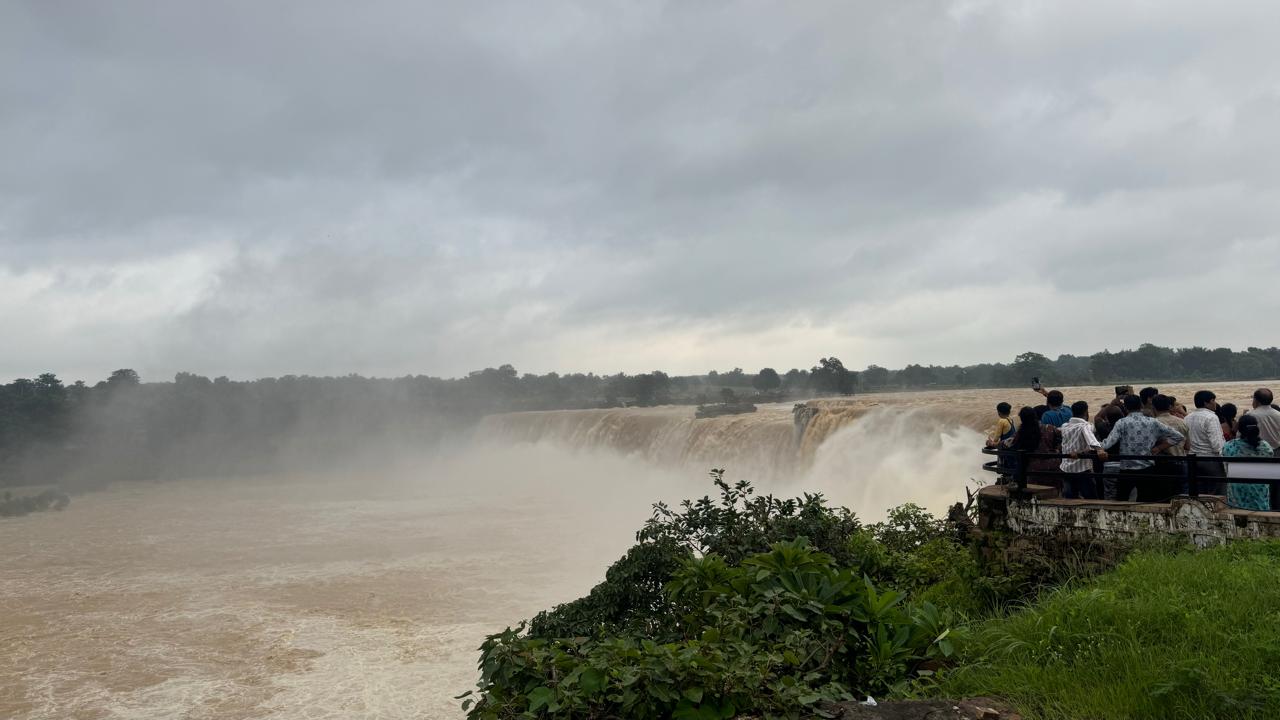 बारिश में बस्तर के प्राकृतिक सौंदर्य का अनुपम नजारा, सैलानियों के लिए मानसून ट्रैकिंग का विशेष आयोजन 1 WhatsApp Image 2025 07 11 at 10.47.30 AM