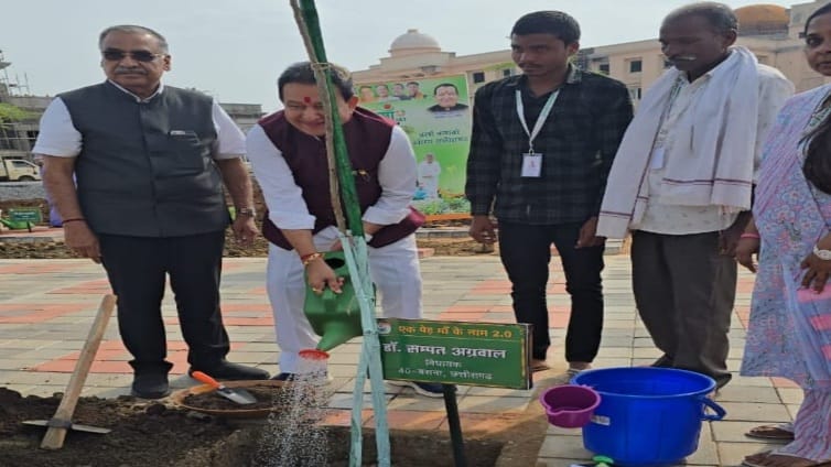 विधायक डॉ संपत अग्रवाल ने किया भावनात्मक पौधरोपण,कहा- हर पौधा एक कहानी कहता है, इस बार माँ के नाम लगाया माँ की ममता को समर्पित हरियाली 1 WhatsApp Image 2025 07 14 at 4.40.36 PM