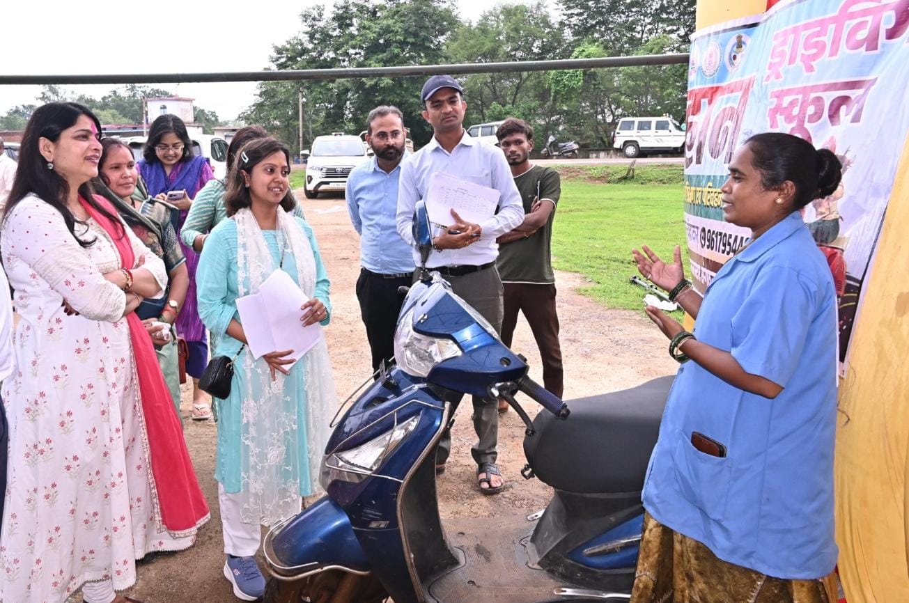 "स्कूटी दीदी" बनीं आत्मनिर्भर भारत की प्रतीक – मुख्यमंत्री विष्णु देव साय ने सराहा एनु का जज़्बा 1 WhatsApp Image 2025 07 15 at 4.29.55 PM