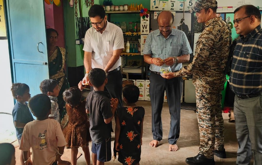 कलेक्टर विनय कुमार ने किया स्कूल, आंगनबाड़ी, इंजेक्शन वेल और पीएम जनमन आवास का निरीक्षण, बनपचरी में विकास कार्यों की गुणवत्ता का लिया जायजा 1 WhatsApp Image 2025 07 16 at 4.21.25 PM