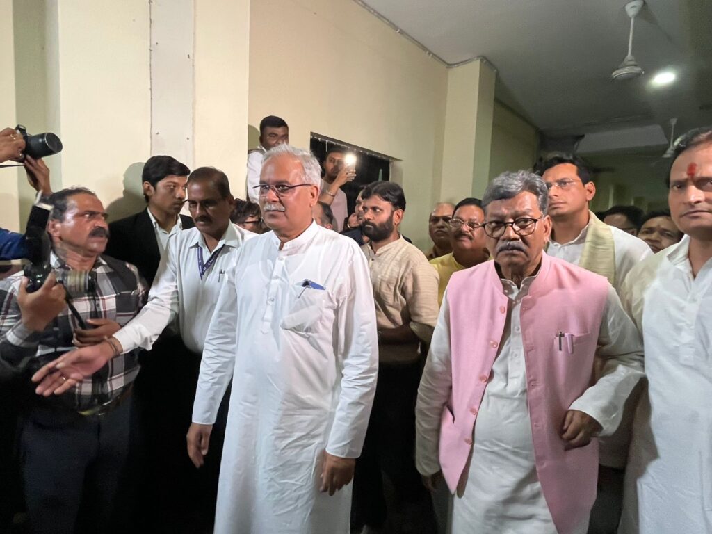 ED की विशेष कोर्ट में पेश चैतन्य बघेल, ईडी ने मांगा 5 दिन का रिमांड, भूपेश बघेल समेत कांग्रेस के सभी विधायक पहुंचे न्यायालय 3 WhatsApp Image 2025 07 18 at 14.25.46 1