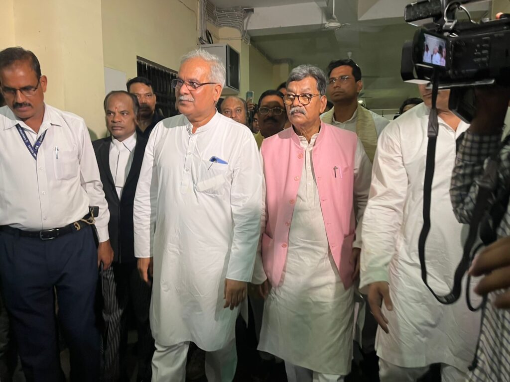 ED की विशेष कोर्ट में पेश चैतन्य बघेल, ईडी ने मांगा 5 दिन का रिमांड, भूपेश बघेल समेत कांग्रेस के सभी विधायक पहुंचे न्यायालय 2 WhatsApp Image 2025 07 18 at 14.25.47