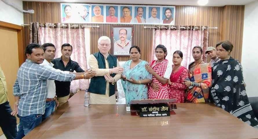 आरंग नगर पालिका अध्यक्ष डॉ.संदीप जैन ने किन्नर समाज को सौंपी सामाजिक भवन की चाबी, सामाजिक गतिविधियों के लिए वार्ड क्रमांक 03 में बनाया गया है सर्व सुविधायुक्त भवन 1 WhatsApp Image 2025 07 19 at 1.11.42 PM