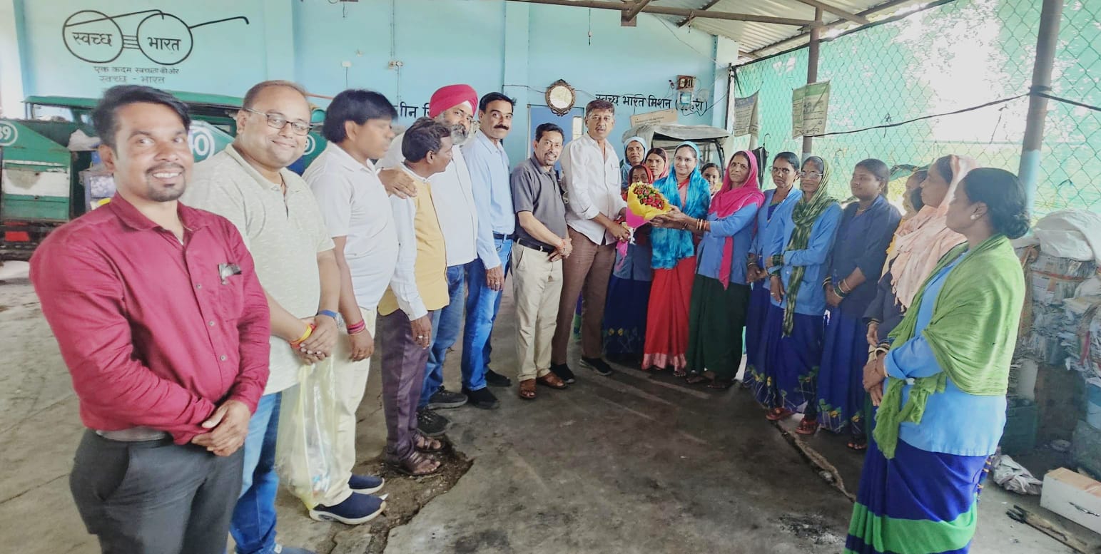 नमस्ते दिवस: पूर्व विधायक विमल चोपड़ा और पालिका उपाध्यक्ष देवीचंद राठी सहित जनप्रतिनिधियों ने सफाई दीदियों व मित्रों को गुलदस्ता भेंट कर किया सम्मान 1 WhatsApp Image 2025 07 19 at 1.16.02 PM