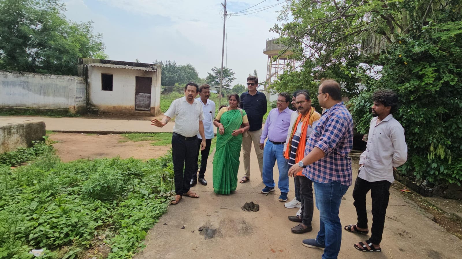 महासमुंद के अटल आवास पानी टंकी, सामुदायिक भवन, संत रविदास गार्डन का पालिका उपाध्यक्ष देवीचन्द राठी और सीएमओ ने किया निरीक्षण, पार्षद और जनप्रतिनिधि रहे मौजूद 1 WhatsApp Image 2025 07 19 at 1.19.00 PM