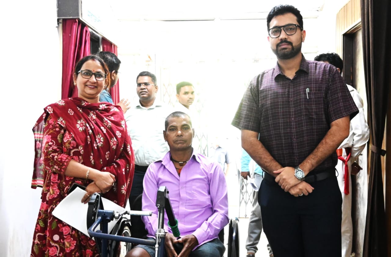 जन चौपाल में कलेक्टर विनय कुमार लंगेह ने सुनी जन समस्याएं, समस्याओं का हो रहा निराकरण, जन चौपाल में भारत ध्रुव को मिला मोटराइज्ड ट्रायसाइकिल एवं देवमति को मिला श्रम कार्ड 1 WhatsApp Image 2025 07 23 at 4.10.36 PM