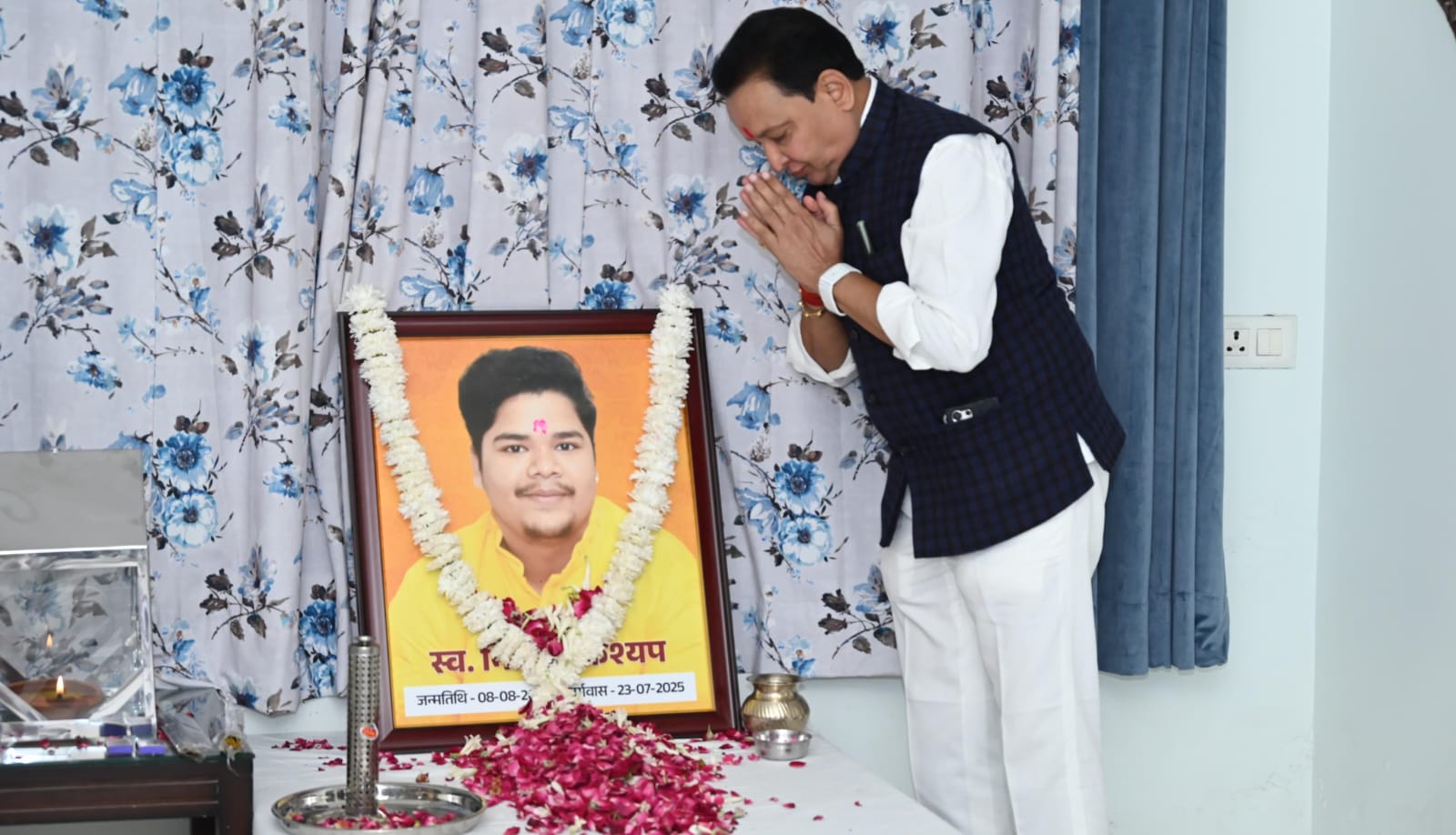 बसना विधायक डॉ संपत अग्रवाल ने केदार कश्यप के भतीजे के आकस्मिक निधन पर व्यक्त की गहरी संवेदना,दी पुष्पांजलि 1 WhatsApp Image 2025 07 29 at 3.55.07 PM