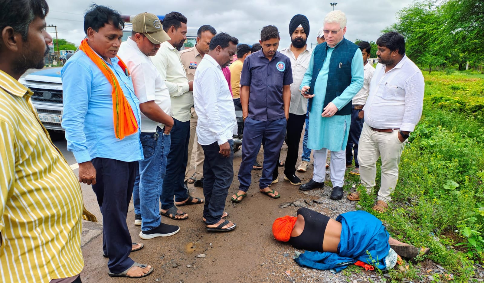 बैहार रसनी के बीच रोड किनारे अचेत अवस्था में मिली महिला, आरंग नगर पालिका अध्यक्ष डॉ संदीप जैन ने रोकी कार, रायपुर जाने से पहले 112 की मदद से पहुंचाया अस्पताल 1 WhatsApp Image 2025 07 29 at 4.01.38 PM 1