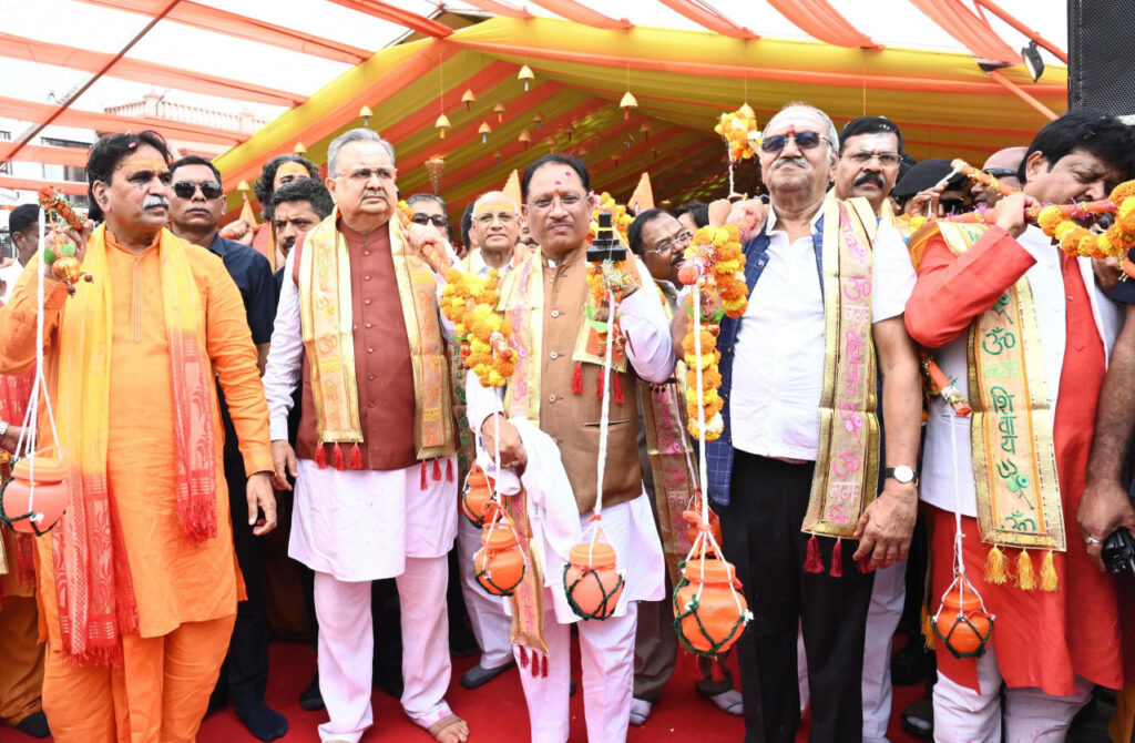 सावन की पावन बेला में मुख्यमंत्री विष्णु देव साय ने किया भगवान शिव का रूद्राभिषेक, प्रदेशवासियों की समृद्धि और सुख-शांति की कामना 2 1754209750 a2cbcbed3ca7bf67b913