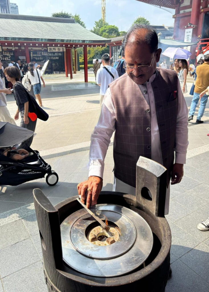 मुख्यमंत्री विष्णुदेव साय ने जापान पहुंचने के बाद सबसे पहले टोक्यो स्थित ऐतिहासिक असाकुसा मंदिर में की पूजा-अर्चना 2 1755855579 b2ee92eec94e527f36c8