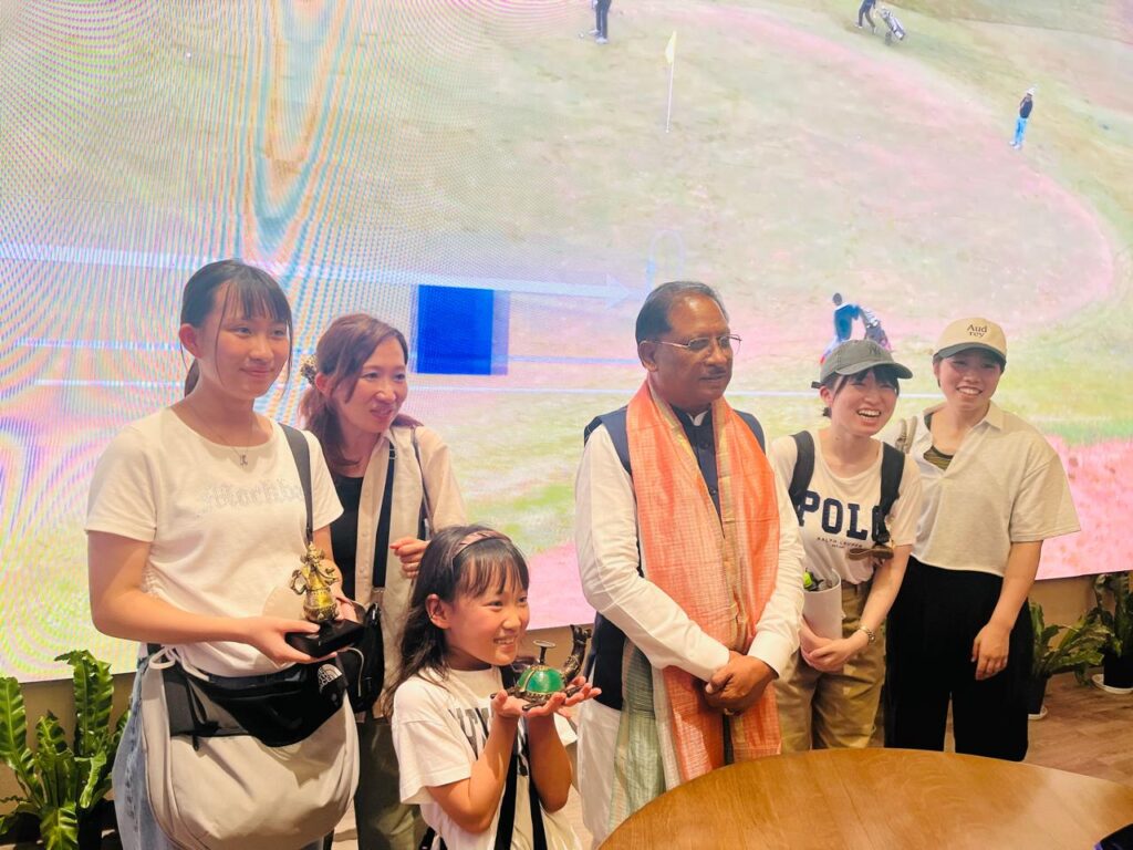 मुख्यमंत्री विष्णु देव साय पहुँचे छत्तीसगढ़ पैवेलियन: वर्ल्ड एक्सपो 2025 में दिखी प्रदेश की संस्कृति और समृद्धि की अद्भुत झलक 4 1756117198 4b6efaf5a328c58f5df7