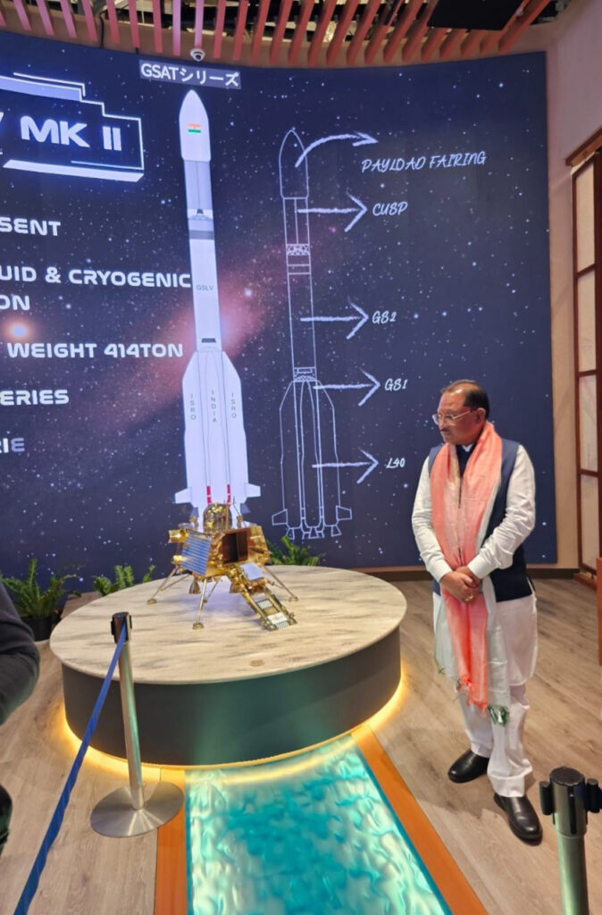 मुख्यमंत्री विष्णु देव साय पहुँचे छत्तीसगढ़ पैवेलियन: वर्ल्ड एक्सपो 2025 में दिखी प्रदेश की संस्कृति और समृद्धि की अद्भुत झलक 3 1756117280 1a294fb9abc374776166