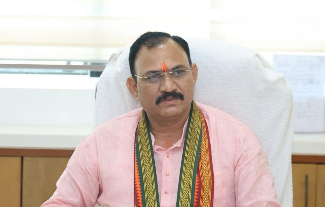 पिछड़ा वर्ग एवं अल्पसंख्यक विकास विभाग की समीक्षा बैठक संपन्न, मंत्री श्याम बिहारी जायसवाल ने विभागीय योजनाओं की ली जानकारी 1 1756458474 5190bd035893f026e49c