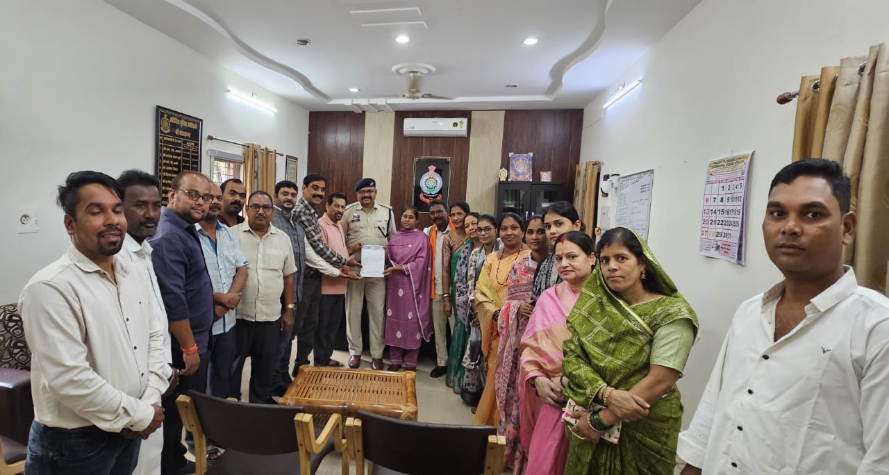 महासमुंद में पालिका उपाध्यक्ष देवीचंद राठी के नेतृत्व में भाजपा के 17 पार्षदों ने ASP को सौंपा ज्ञापन, शराब की अवैध बिक्री और नशीली दवाइयों की अवैध बिक्री की एसपी से की शिकायत 1 WhatsApp Image 2025 08 01 at 10.41.53 AM