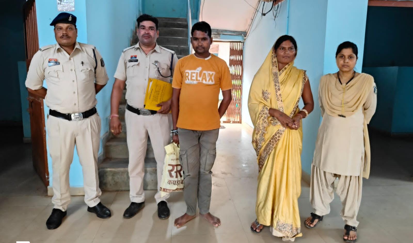 आरंग पुलिस ने अवैध गांजा बिक्री करते महिला सहित 2 लोगों को किया गिरफ्तार, नारकोटिक्स एक्ट में की गई कार्रवाई 1 WhatsApp Image 2025 08 02 at 1.59.13 PM