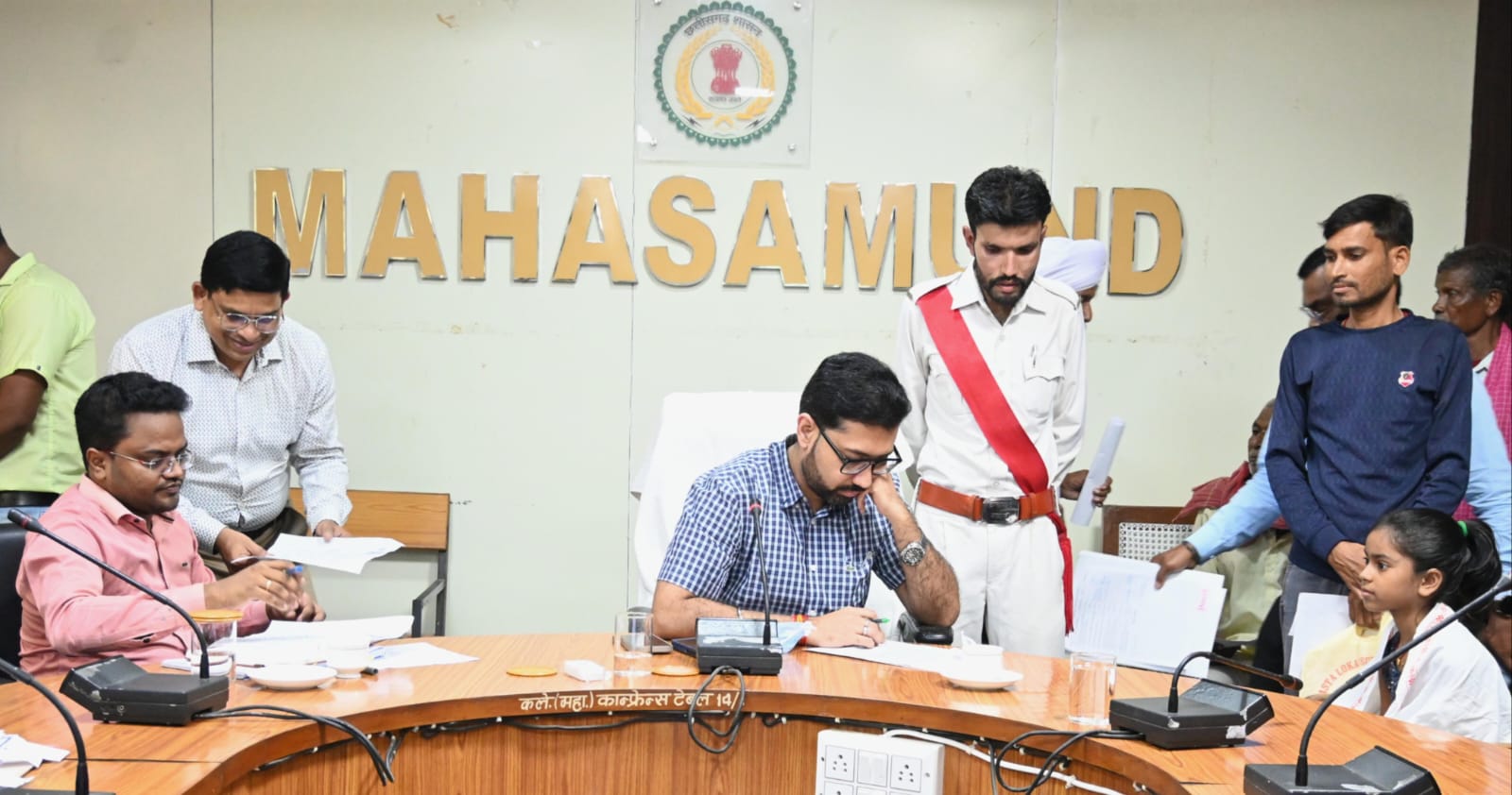 महासमुंद जन चौपाल में कलेक्टर विनय कुमार लंगेह ने सुनी जन समस्याएं, अधिकारियों को दिए त्वरित समाधान के निर्देश 1 WhatsApp Image 2025 08 06 at 12.05.26 PM