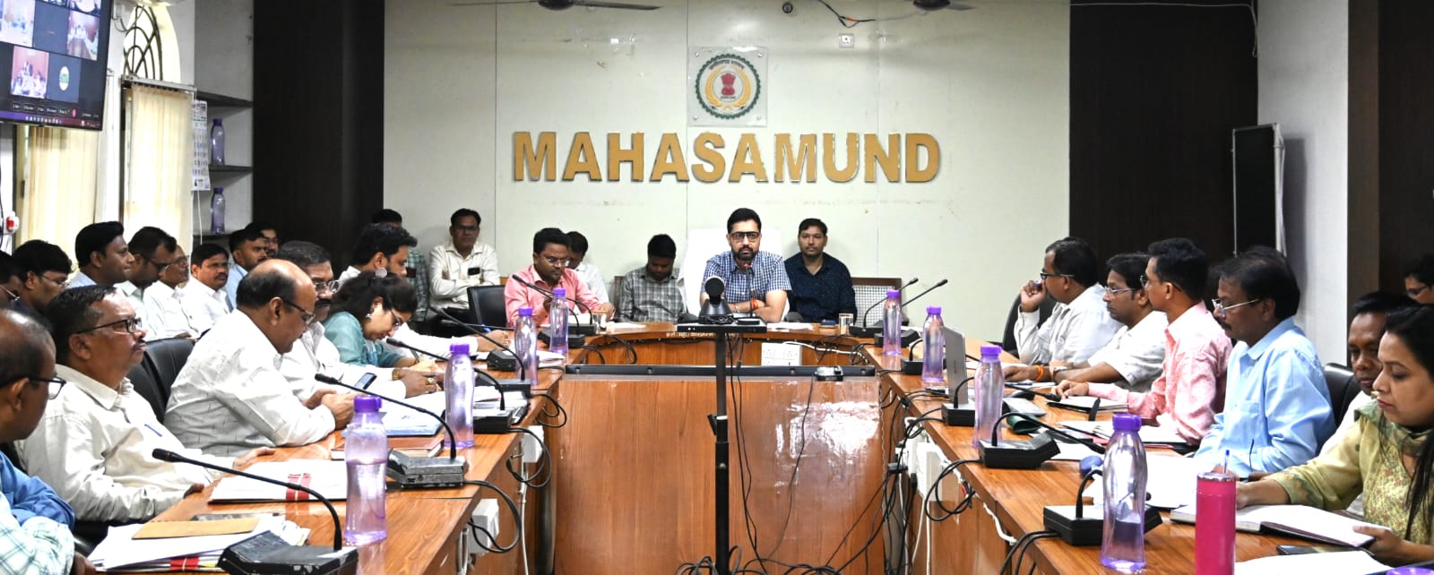 महासमुंद कलेक्टर विनय कुमार लंगेह ने ली समय-सीमा की बैठक, तिरंगा यात्रा, स्वतंत्रता दिवस और योजनाओं की प्रगति की गई समीक्षा 1 WhatsApp Image 2025 08 06 at 12.07.34 PM