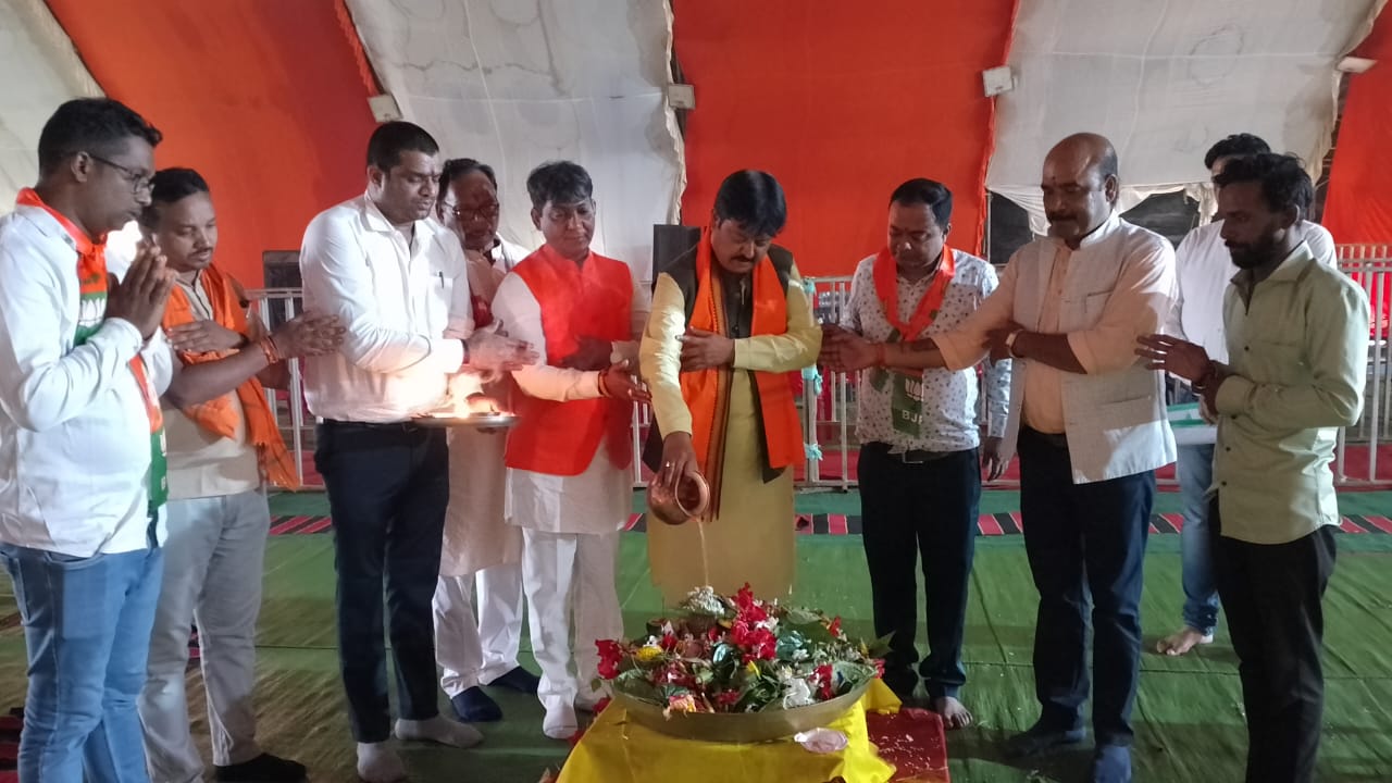 सवा लाख पार्थिव शिवलिंग के रुद्राभिषेक में शामिल हुए नागरिक आपूर्ति निगम के अध्यक्ष संजय श्रीवास्तव 1 WhatsApp Image 2025 08 08 at 2.36.52 AM