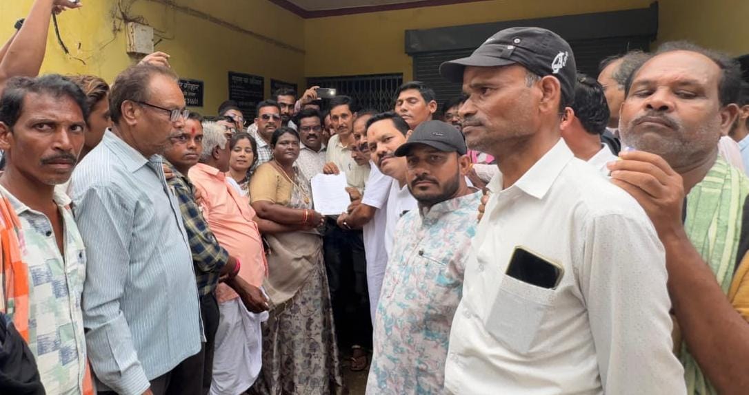 खाद संकट और कालाबाज़ारी : विधायक चातुरी नंद के नेतृत्व में किसानों ने किया कृषि विभाग, सरायपाली का घेराव 1 WhatsApp Image 2025 08 08 at 2.40.02 AM
