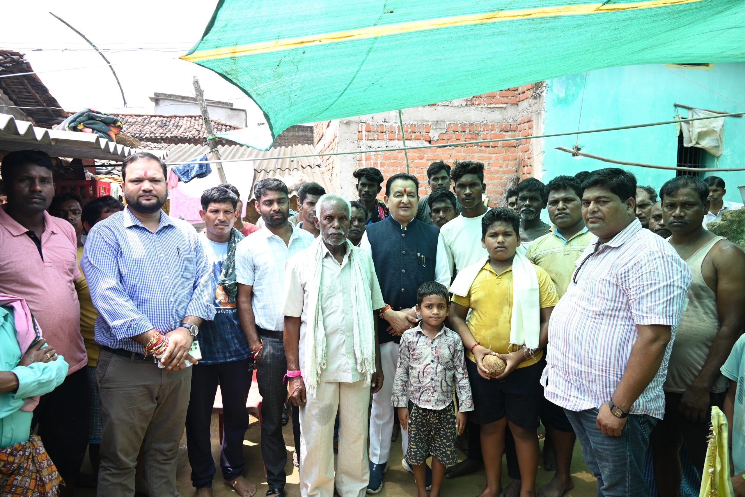 बसना विधायक डॉ. सम्पत अग्रवाल ने ग्राम कंचनपुर पहुंचकर स्व. श्रीमती सजनी पटेल को दी श्रद्धांजलि, शोकाकुल परिवार को बंधाया ढाढस 1 WhatsApp Image 2025 08 12 at 2.06.42 PM scaled