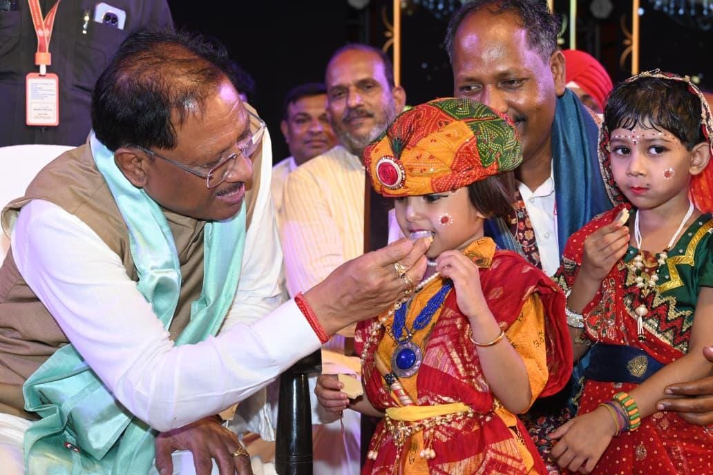 श्रीकृष्ण जन्माष्टमी उत्सव में उमड़ा आस्था का सैलाब : मुख्यमंत्री विष्णु देव साय हुए शामिल, निभाई दही-हांडी की परंपरा 1 WhatsApp Image 2025 08 18 at 11.00.59 AM