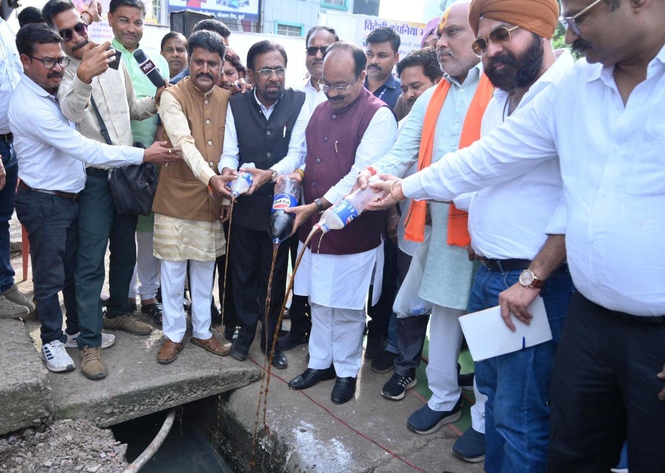 विदेशी उत्पादों को नकारें, स्वदेशी अपनाएं, उप मुख्यमंत्री अरुण साव स्वदेशी सुरक्षा अभियान कार्यक्रम में हुए शामिल 1 WhatsApp Image 2025 08 23 at 2.22.40 PM