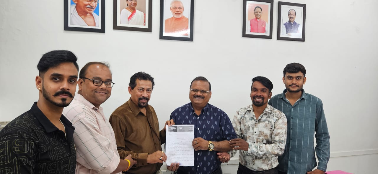 महासमुंद नगर पालिका उपाध्यक्ष देवीचंद्र राठी ने PWD के कार्यपालन अभियंता को सौंपा ज्ञापन, अम्बेडकर चौक से ओव्हर ब्रीज तक दोनो तरफ डामरीकरण करने की मांग 1 WhatsApp Image 2025 08 26 at 3.06.18 PM
